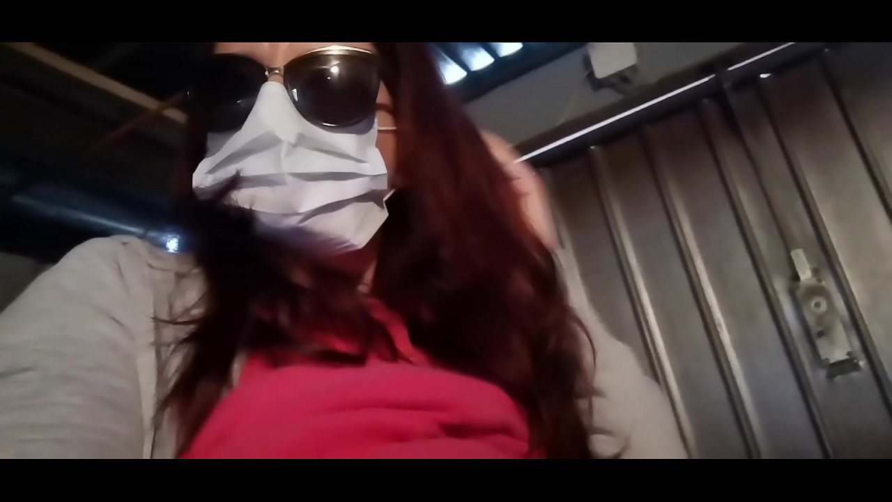 Nicoletta kostaa naapurilleen ja pissaa hänen autotalliinsa (Special Covid19 Italian karanteeni)