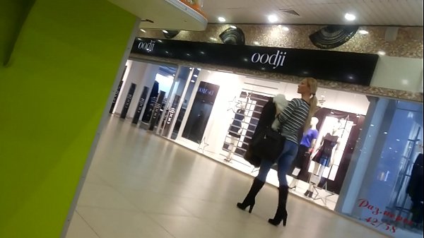 Siisti muija supermarketissa.