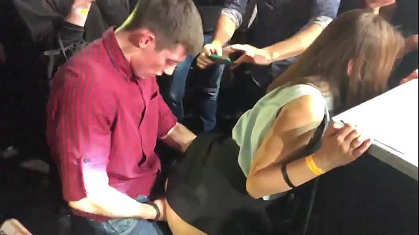 Todellista seksiä venäläisessä yökerhossa. 18-vuotias venäläinen tyttö peräaukkoon ja emättimeen nussittu yökerhossa